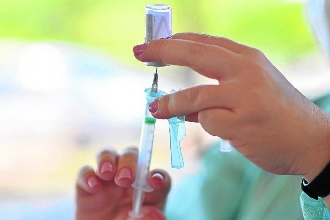 Professores começam a ser vacinados no sábado, diz Ibaneis