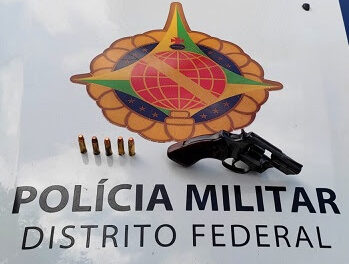 POLICIAIS MILITARES DE SOBRADINHO PRENDEM HOMEM COM ARMA DE FOGO, APÓS ABORDAR VEÍCULO NA VILA RABELO.