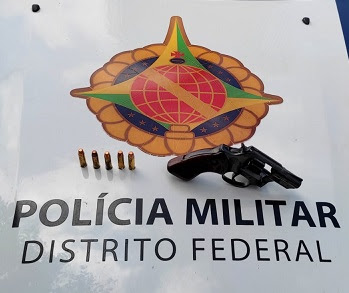 POLICIAIS MILITARES DE SOBRADINHO PRENDEM HOMEM COM ARMA DE FOGO, APÓS ABORDAR VEÍCULO NA VILA RABELO.