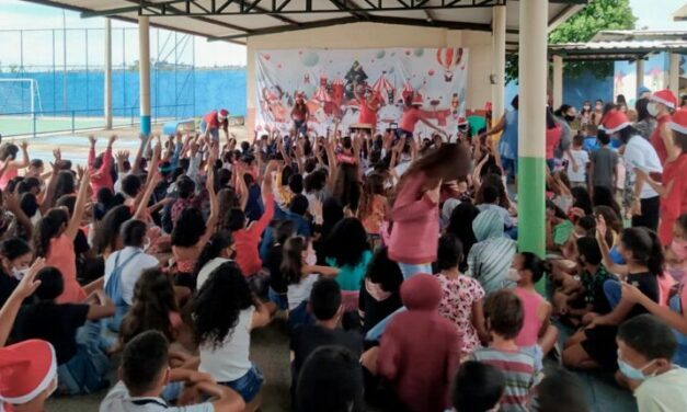 Papai Noel alegra 500 crianças em escola de Sobradinho