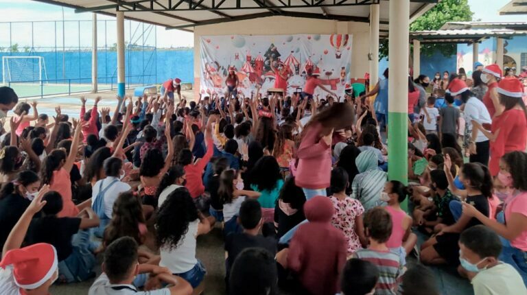 Papai Noel alegra 500 crianças em escola de Sobradinho