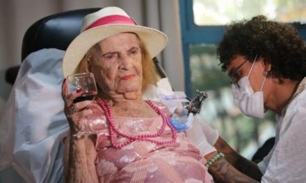 Vó Pifa comemora 105 anos com quarta tatuagem