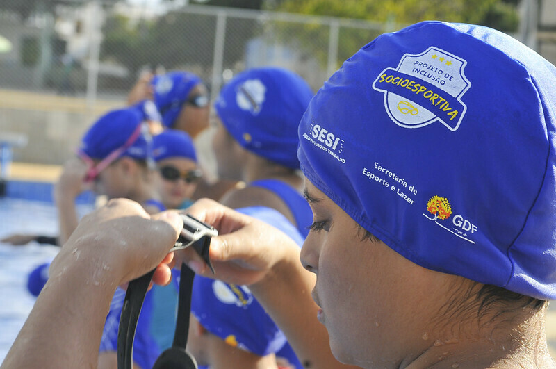 Em Sobradinho, aulas gratuitas de natação para quase 1,5 mil alunos